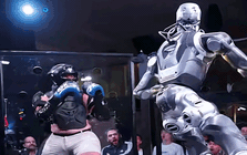 Trận đấu võ đầu tiên giữa con người và robot: Liệu có cân tài cân sức?