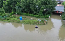Hà Nội tạnh ráo nhiều ngày, đường gom Đại lộ Thăng Long vẫn ngập gần 1m
