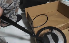 Người đàn ông bỏ tiền mua máy dò kim loại về nhà, quét một lượt rồi phát hiện 7 món đồ bị giấu kín