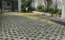 Vì sao ngày càng nhiều gia đình không còn đổ bê tông kín sân? 2 cách làm sân mát, đẹp, bớt bí đang dần thành xu hướng mới