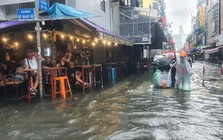 Nhiều tuyến đường trung tâm TP.HCM ngập sâu sau mưa lớn