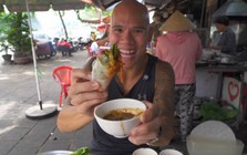 Khách Tây nếm thử món thịt bốc khói tại TP.HCM, ngỡ ngàng vì chén nước chấm đậm màu được pha chế lạ