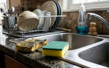 Lời khuyên khi dùng giẻ rửa bát: Giặt sạch, vắt khô vẫn là chưa đủ