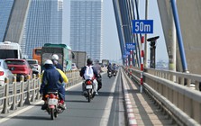 Cầu Nhật Tân được sơn, kẻ loạt biển báo, vạch đo khoảng cách