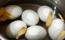 Vì sao nên đập dập một củ gừng vào nồi luộc trứng vịt lộn? Nhiều người tiếc vì không biết