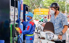 Giá xăng dầu tiếp tục tăng, E10 vượt 27.000 đồng/lít