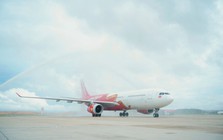 Hôm qua 23/9, sân bay Cam Ranh thực hiện nghi thức phun vòi rồng đón 1 máy bay đặc biệt chở 370 hành khách