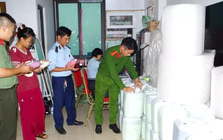 Triệt phá cơ sở bán gần 1.800 lít rượu trôi nổi gắn mác 'đặc sản' trên TikTok shop
