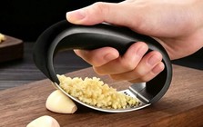 Vì sao nên đập dập tỏi rồi để khoảng 10 phút mới đem nấu? Nhiều người ước biết sớm hơn