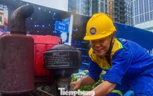 Công nhân dầm mưa bơm nước 'giải cứu' ngập chân cầu Ba Son