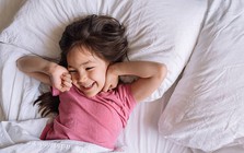 Nghiên cứu tâm lý: Nếu buổi sáng thức dậy có 4 biểu hiện này, chứng tỏ con đang cảm thấy vô cùng hạnh phúc