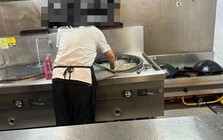 Hàng chục trẻ nôn ói sau bữa trưa, cô giáo hé lộ cảnh khó tin trong bếp ăn: 11 người lập tức bị xử lý