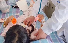 Bé gái 3 tuổi vô tình nuốt kẹo cao su, người bà nhanh chóng làm 1 động tác "cấp cứu": Bác sĩ nghe xong hết lời khen
