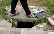 Bủa vây hiểm họa từ hàng loạt miệng cống ‘mất nắp, toang hoác’ ở Hà Nội