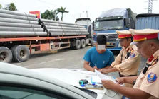 Phạt tài xế 77 triệu đồng vì chở cọc bê tông quá tải hơn 100%