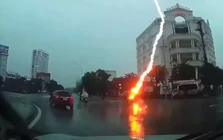 Clip sét tóe lửa đánh trúng người đi xe máy ở Nghệ An