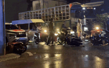 Ôtô tông liên hoàn dưới trời mưa lớn khiến xe máy ngã la liệt, một người tử vong