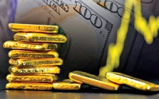 Giá vàng giảm 2 phiên liên tiếp, quỹ lớn nhất của BlackRock bán tấn vàng