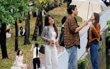 Dậy từ 5 giờ sáng ra kênh Nhiêu Lộc - Thị Nghè săn lá vàng, giới trẻ TP.HCM đang tận hưởng "mùa thu" vô cùng hiếm có