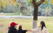 Cha mẹ biết "mặc kệ" con sẽ dạy ra những đứa trẻ biết tự đứng lên