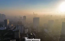 Cao ốc nổi giữa biển mây Hà Nội lúc sáng sớm