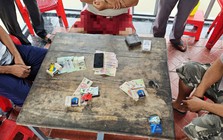 Công an kiểm tra quán cà phê lúc 15 giờ 30 phút, tạm giữ số tiền 4 triệu đồng