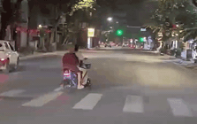 Hà Nội: Nhóm thiếu niên thuê xe đạp điện công cộng, ra đường làm 'tổ lái'
