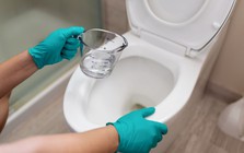 Vì sao nhiều người đổ giấm vào bồn cầu? Điều xảy ra sau 30 phút khiến nhiều người bất ngờ