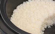 Tranh cãi về chuyện xới cơm