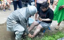 Cháy nhà 5 tầng ở Hà Nội, cảnh sát giải cứu 2 người mắc kẹt