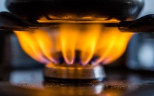 Vì sao lửa bếp gas bỗng chuyển màu cam? Có 1 nguyên nhân không nên xem nhẹ