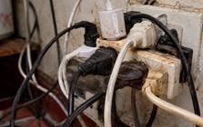 Lời khuyên cho những gia đình có thiết bị điện không bao giờ rút phích cắm