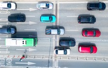 Ngày đầu giữ khoảng cách, ô tô nối đuôi, di chuyển chậm qua cầu Nhật Tân