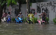 Bangkok đóng cửa trường học, đề nghị công chức làm việc tại nhà vì mưa lũ