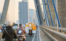Hình ảnh cầu Nhật Tân sau khi tháo loạt biển báo khoảng cách vừa lắp