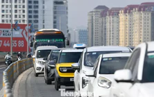 Dòng phương tiện nối dài trên cầu Nhật Tân sau tạm gỡ biển báo khoảng cách