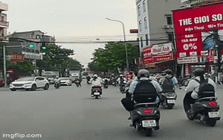 Nữ sinh ngồi sau xe máy kéo tóc bạn ngã xuống đường rồi bỏ chạy: Hiệu trưởng nói các em "trêu nhau"