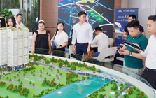 'Gồng' lãi vay cao, nhiều người phải 'cắt lỗ' nhà đất để giải quyết nợ
