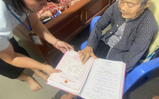 Đến tận nhà hỗ trợ cụ ông 92 tuổi đăng ký kết hôn