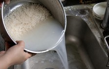 Vì sao nên vo gạo chắt nước rồi "bôi khắp nhà"?