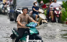 Nhiều tuyến đường ở TPHCM ngập sâu do triều cường