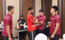 Xuân Son nghẹn ngào chia tay tuyển Việt Nam về nước điều trị chấn thương