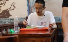 Cú trượt dài của thần đồng 10 tuổi đỗ Đại học, 16 tuổi học Tiến sĩ nhưng U40 vẫn gọi điện xin tiền sinh hoạt từ bố