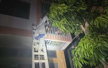 Hà Nội: Cảnh sát cắt “chuồng cọp”, giải cứu 2 người mắc kẹt trong đám cháy