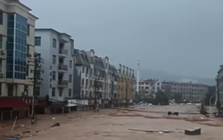 VIDEO: Mưa lũ cuồn cuộn tại Trung Quốc khi bão Saudel “hồi sinh” bất ngờ