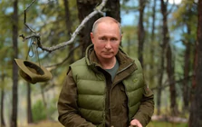 Tổng thống Nga Putin chạm trán hổ khi lái xe xuyên rừng