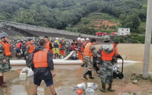 Bão Saudel gây mưa lớn, lũ cuồn cuộn trên đường phố Trung Quốc