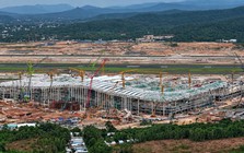 "Phượng hoàng lửa" của Việt Nam đang dần lộ diện: Mặt ngoài được "đóng áo kính", dùng hơn 51.000 tấn kết cấu thép, 7.600 người gấp rút thi công ngày đêm