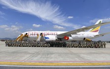 Chiếc Boeing 787 đặc biệt vừa hạ cánh xuống sân bay Nội Bài, đưa một lực lượng Việt Nam trở về sau khi thực hiện nhiệm vụ quốc tế quan trọng: Thượng tướng Nguyễn Trường Thắng ra đón