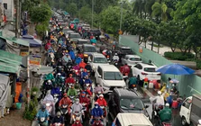 Mưa lớn, các cửa ngõ vào trung tâm TPHCM ùn tắc kéo dài
